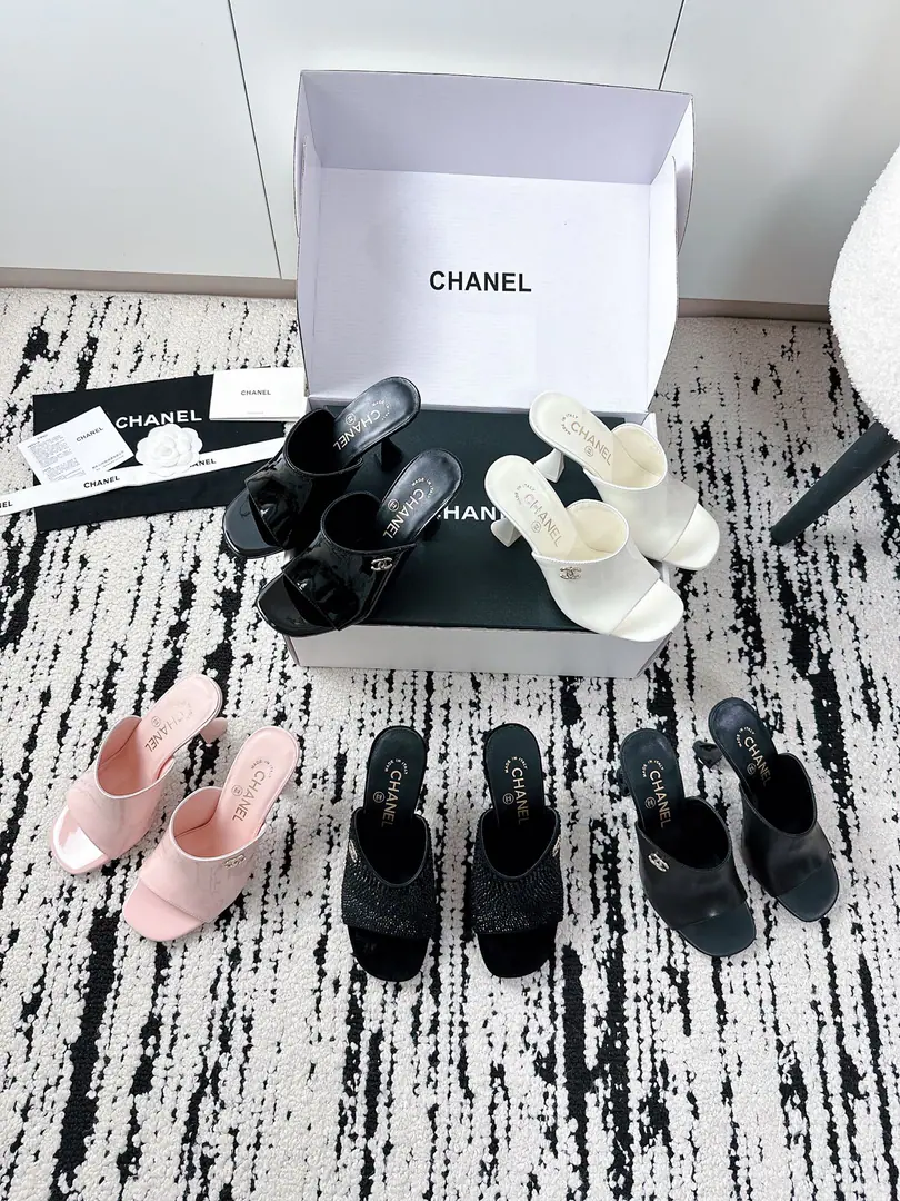 CHANELHigh heels.