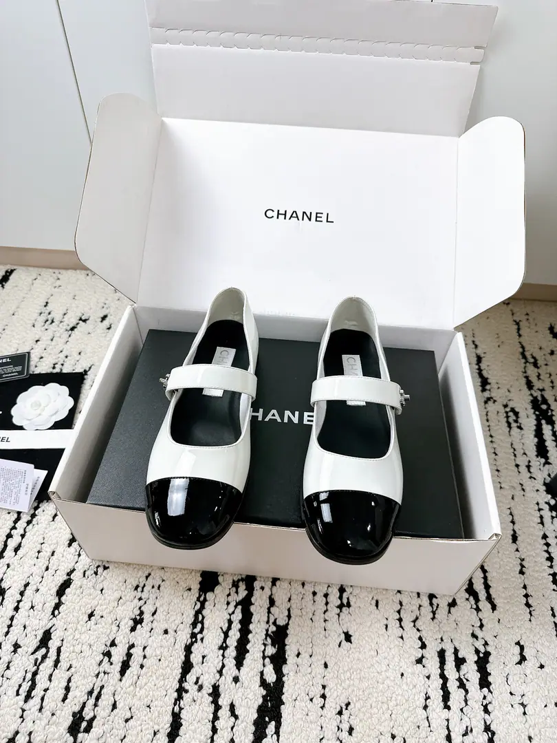 🏧𝗖𝗛𝗔𝗡𝗘𝗟The official network's newest Mary Jane. Super gentle and generous. A little shoe, a lady. It's a very good touch. High-level, high-quality. Counter Quality All materials are custom-made according to the original. Purchased for development of goods😘 Fabulous.: The original customised sheep paints skin Uchi.: A sheep's skin. Shoes under the sole.: Italian imports are so thick. Size: 34-41 [34.40.41Custom] [⚠️Need a plane box.+]