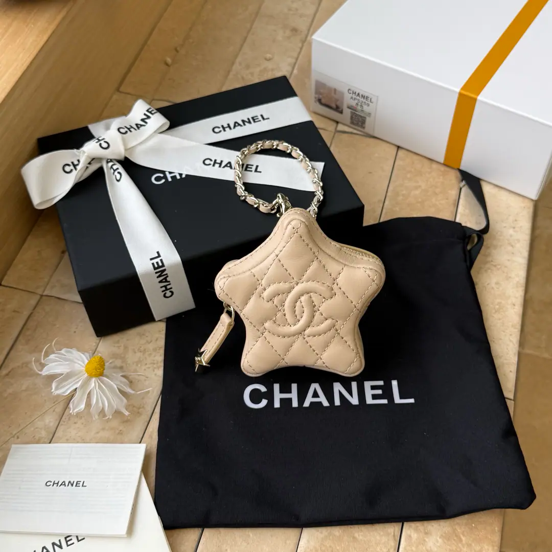 《Almond.》CHANEL🚩🚩🚩26cStars hanging.🌟Five Point Point, Lamb-Skins, pocket wallet.🫶We can do headphones. Key bag.！The product uses all-sheep embroidery., The gold is a pentagram., It's beautiful.！It's a touch of heart.💚Five Point Stars can be zero. ♪ Beloved and cute ♪✨✨Unlock multiple backs., You can do it yourself.diyChain Slash, ♪ A very good and lovely man ♪！！Come on!❕❕ New❤️ ParagraphA