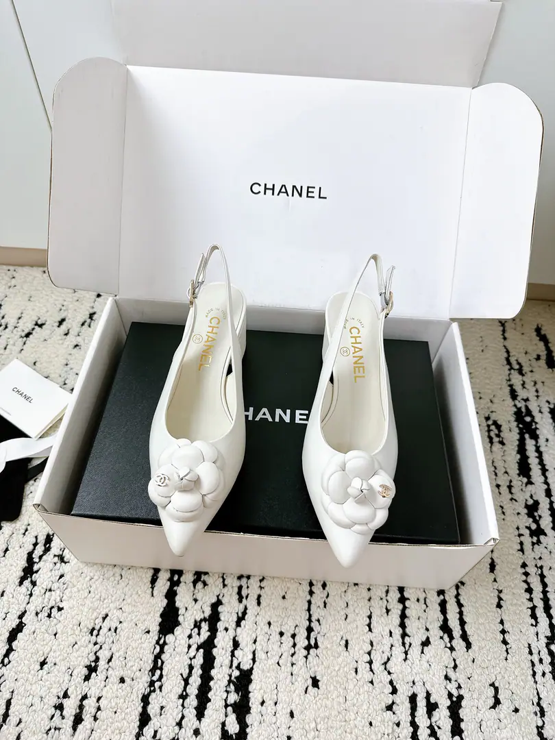 🏧𝗖𝗛𝗔𝗡𝗘𝗟Little Fancy. Mountain tea flower.🌸Spill your head with sandals. The first time I saw it, I was grassed. Super gentle and generous. A little shoe, a lady. It's a very good touch. High-level, high-quality. The shoe face is original cow skin. Uchi./I'm gonna get a little bit of a sheep-skin. Italian imports are so thick. Codes35-41 [40.41Custom] [⚠️Need a plane box.+]
