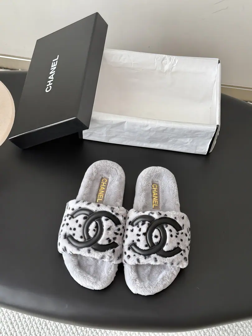 🏧𝐂𝐡𝐚𝐧𝐞𝐥 26KNew fur slippers.！ This is so cute.～ ♪ Soft and fluffy hair ♪, It's warm and warm.! I'm gonna raise my legs.! Autumn and winter with socks and lazy. The upper feet are really nice and fashionable.!It's so beautiful.! Import wool, ♪ My hands are so delicate and so soft and smooth ♪ Original model rubber bottom Size: 35-41（40/41Custom）