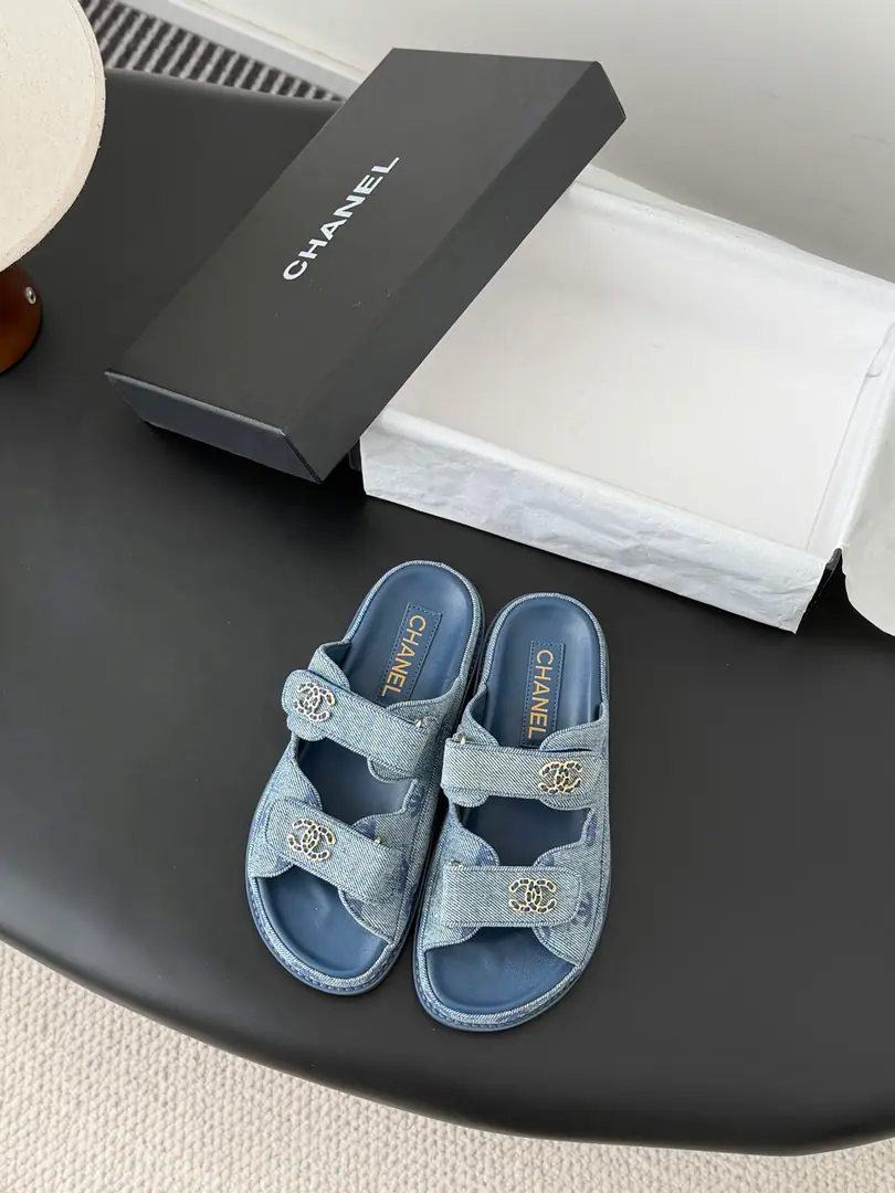 [ That's a little skin.+30 ] 🏧𝗖𝗛𝗔𝗡𝗘𝗟 New magic with the classic sandals. Top Quality Original Customise Requisition level！ All the colors are in my house.！ Import of specific flour+Foot./The inside sheep.+Rubber bottom Original hardware button design, It's simple and fashionable. All with cabinet top packing！ Size:35-41 [40.41Do it.]