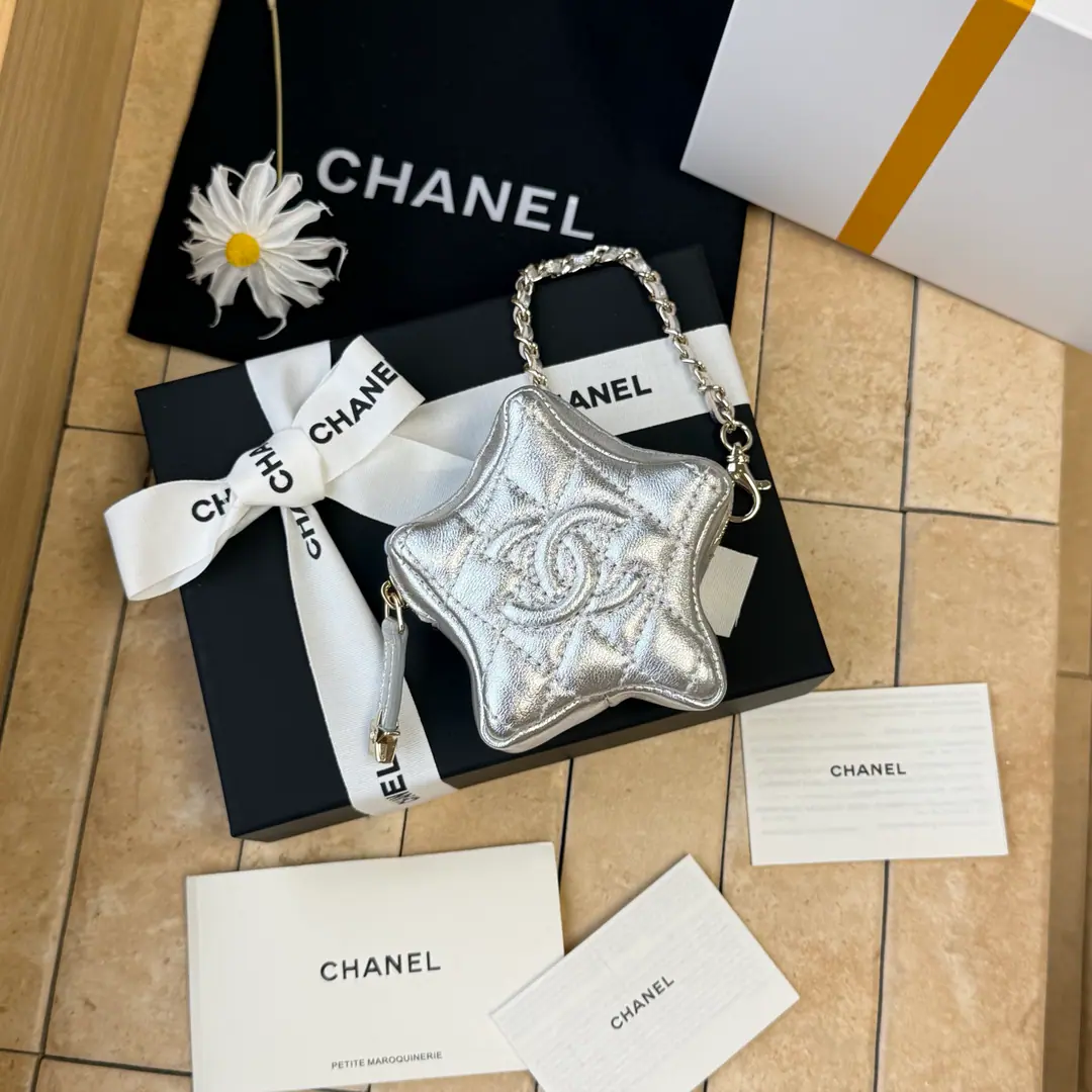 《Silver》CHANEL🚩🚩🚩26cStars hanging.🌟Five Point Point, Lamb-Skins, pocket wallet.🫶We can do headphones. Key bag.！The product uses all-sheep embroidery., The gold is a pentagram., It's beautiful.！It's a touch of heart.💚Five Point Stars can be zero. ♪ Beloved and cute ♪✨✨Unlock multiple backs., You can do it yourself.diyChain Slash, ♪ A very good and lovely man ♪！！Come on!❕❕ New❤️ ParagraphA