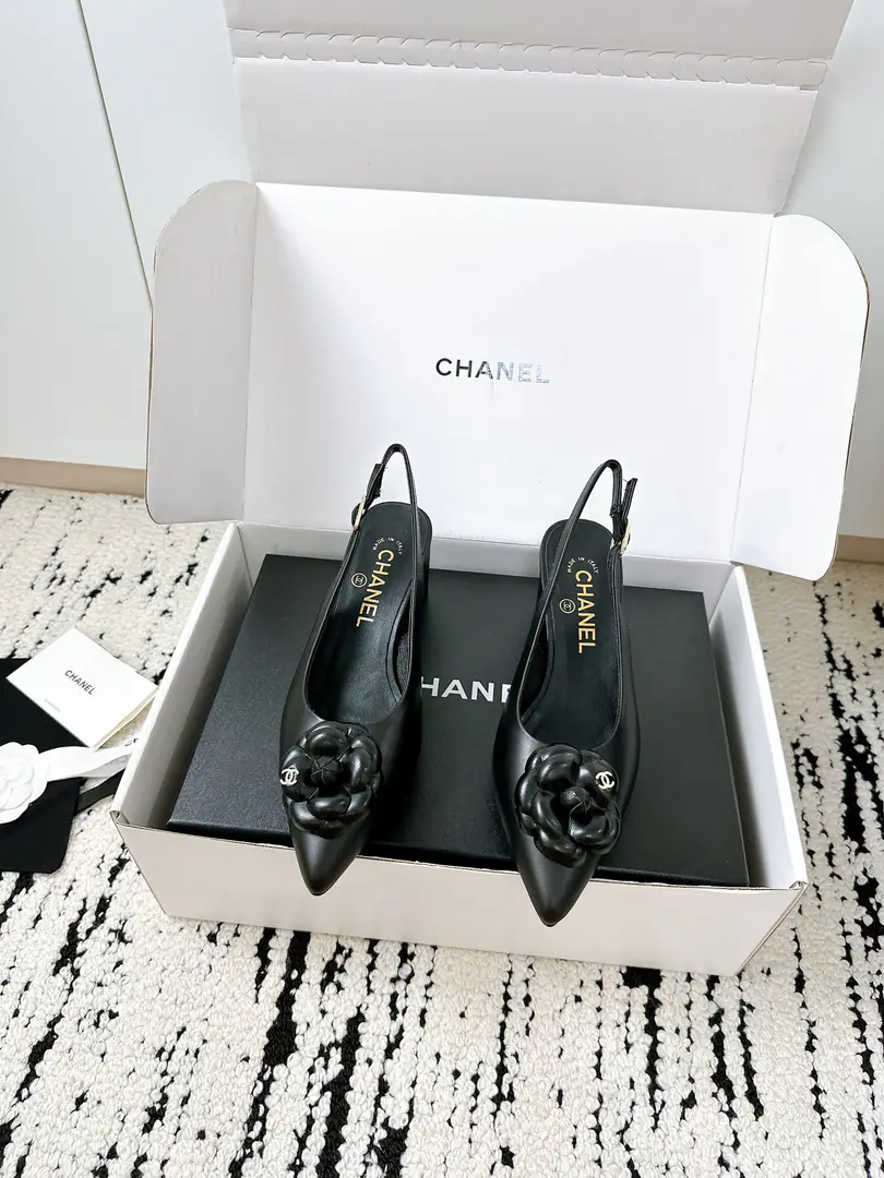 🏧𝗖𝗛𝗔𝗡𝗘𝗟Little Fancy. Mountain tea flower.🌸Spill your head with sandals. The first time I saw it, I was grassed. Super gentle and generous. A little shoe, a lady. It's a very good touch. High-level, high-quality. The shoe face is original cow skin. Uchi./I'm gonna get a little bit of a sheep-skin. Italian imports are so thick. Codes35-41 [40.41Custom] [⚠️Need a plane box.+]
