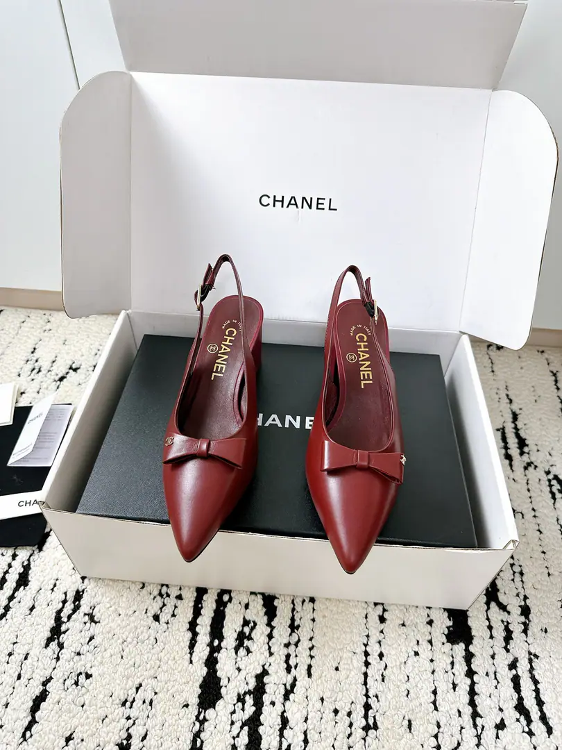 🏧𝗖𝗛𝗔𝗡𝗘𝗟Top new item. Butterfly knots.🎀Pointy, single-shoeed, Lovers. The first time I saw it, I was grassed. Super gentle and generous. A little shoe, a lady. It's a very good touch. High-level, high-quality. The shoe face is original cow skin. Uchi./I'm gonna get a little bit of a sheep-skin. Italian imports are so thick. Codes 35-41 [40.41Custom] [⚠️Need a plane box.+]