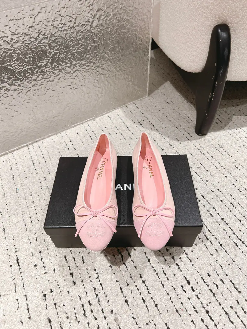🏧𝗖𝗛𝗔𝗡𝗘𝗟Newest DoublecButterfly knots. Ballet shoes. Top Quality Original1:1Repeat Imported raw custom materials on footwear I'm putting my feet on the inside and growing a sheep's skin. The original open-up is really a big-ass custom. Size:35-41 [40/41Custom]