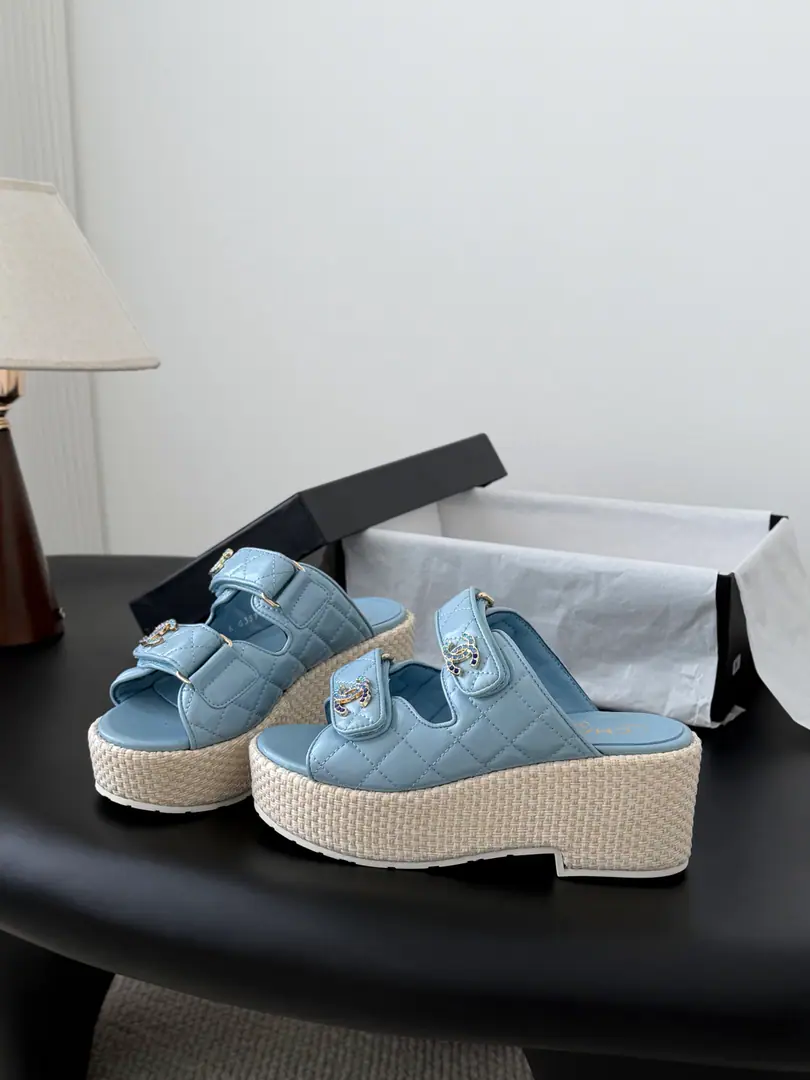 🏧𝐂𝐡𝐚𝐧𝐞𝐥 26PShow me the water-proof sandals.！ Shoe-faced sheep-yung., Waterproofing stations4cm, Back up.12cm！ It's steady on the feet.！Put on a straight 2-foot-eight. I'll put my foot on the skin inside., Original Base. Size:35-39 40Do it.