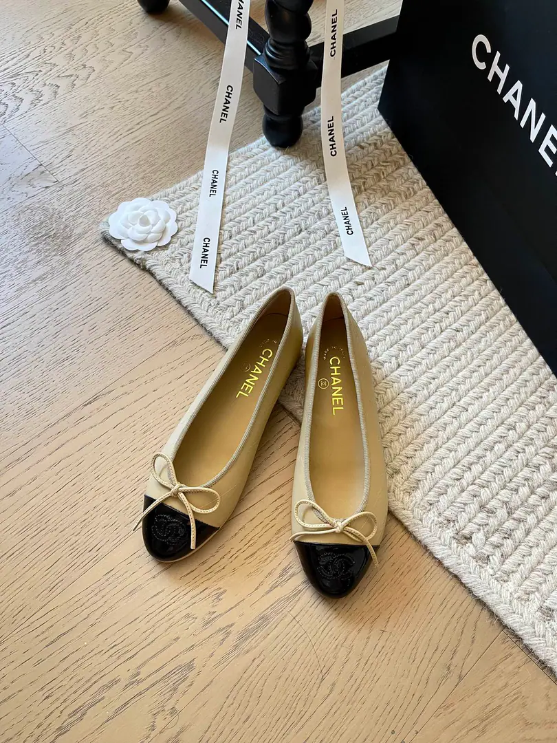Chanel Classic ballet shoe series.！ Top Version！No need to introduce the classics.~ Shoes face is customized with original It's all sheep's skin. The original is really a big one. Codes: 34-41 Customize or not change