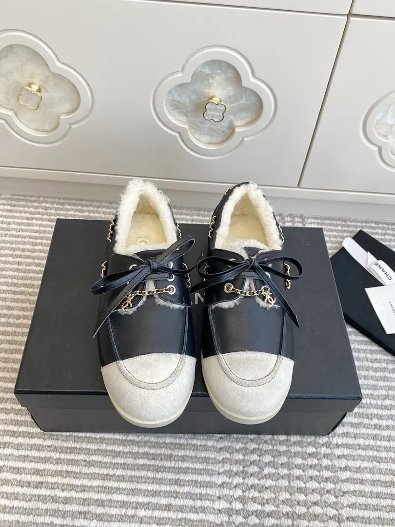 Pin. In wool.+10 🐳Chanel* Chanel.·Kaori!2026ssNew paragraph🆕- The chain of Muller slippers.·LeFlell Shoes. Original1:1It's perfect. It's a model., The shoe face is special., A little saline, classic hardware button., It's a great tune for Grandma.！It's a great sense of excellence. Superfashion！The upper foot is so soft and soft., I'm not afraid of wide feet., I don't know how to fatten my feet., It's nice and comfortable., With a pair of socks. The pants with the skirts are invincible., It's super patient.‼️ ✔Fabulous.: Importing high-silence reflux. ✔Uchi.: Environmentally mixed sheep skins./wool. ✔Otsumi!: Original version to open ✔Codes: 35-39（40 41 I'll make sure I don't change it.）