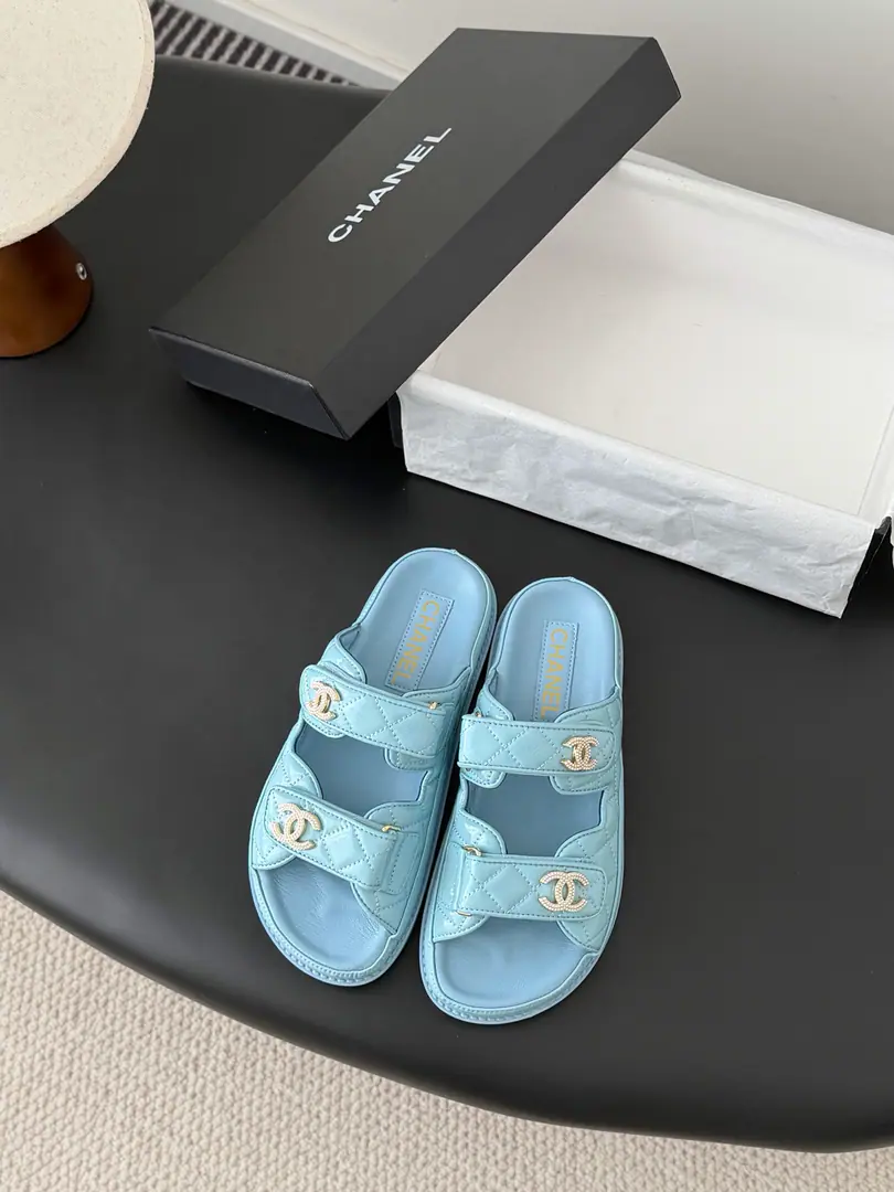 [ That's a little skin.+30 ] 🏧𝗖𝗛𝗔𝗡𝗘𝗟 New magic with the classic sandals. Top Quality Original Customise Requisition level！ All the colors are in my house.！ Import of specific flour+Foot./The inside sheep.+Rubber bottom Original hardware button design, It's simple and fashionable. All with cabinet top packing！ Size:35-41 [40.41Do it.]