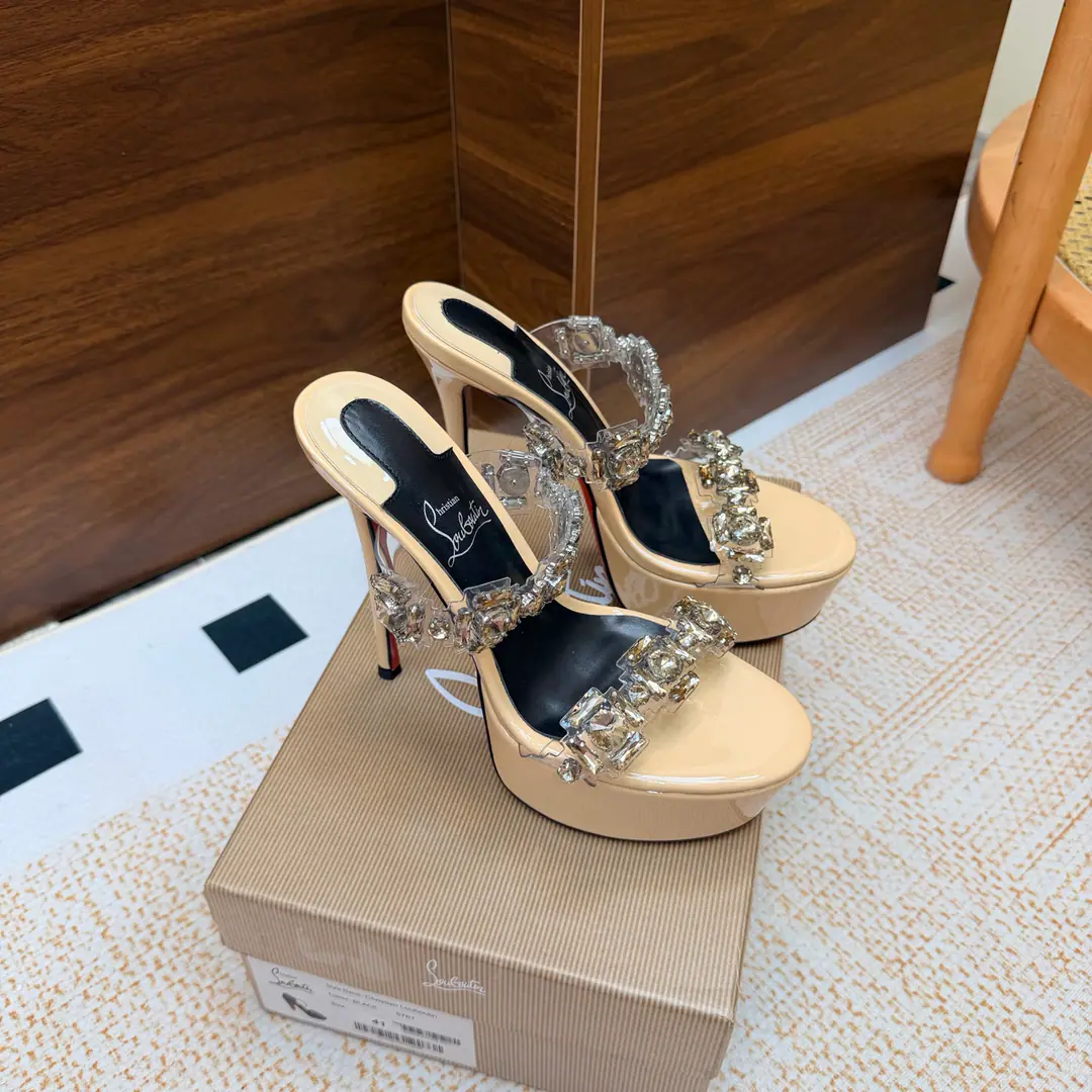 🆑 Christian Louboutin | 2026s𝐒OriginalCLThe newest pair of heels.～ Fashion-showed red-drinking sandals. New red metal and hot rose heels. Nothing to say is a whole lot of crazy.💋#A deadly temptation. ❤︎Shoe.: A beautiful new one., ♪ And roses on the tip of their feet ♪, From petals to flowers, All artificial stitches are made in the crystals. You're a good-ass guy. ❤︎ Material: Painted skin. ❤︎ Uchi.: In the sheep's skin. ❤︎ Otsumi!: The original import top is a big one. ❤︎ Size: 35–42（35.40.41.42）Make a no-refund order. ❤︎ He's tall.: 15.5cm Water table: 6.5cm
