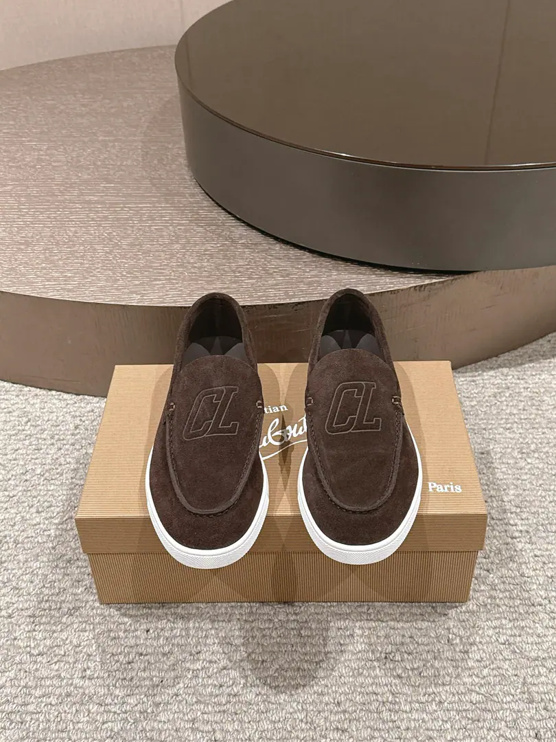 CL Christia* Loubouti*（Red bottom shoes.） Chambeliboat LeFlell Shoes. The Italian man's new shoes on the leisure boat.🆕 Every pair of Italian hand-made shoes with a simple classic., The upper feet are very comfortable.！ This shoe face is in the eye, cow skin., Handmade shoe face Little crossband metal shoe buttons instead of shoelaces are more of a look., It's invisible.. The little cow has a comfort in skin. Original rubber film combination, ♪ And it's a beautiful look ♪. It's a very good feeling.. Unpackaged launch, Multicolor🉑Select！ Standard leather shoe code number: 39～46（45.46Do it.）