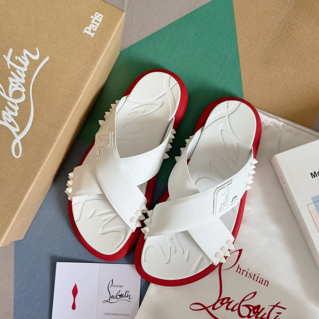 Christian Louboutin Lupertin.CL Red bottom shoes. Take It EasySeries The nails. - Slugs. Original procurement development Make the goods. Original procurement development Make the goods. It's full of summer.Take It EasyMoeller's shoes are made of black rubber., The soles of the shoe are marked with a designer signature.. The shoe gang's broad-flashed straps are scalded with a special colored coronary., Original modeling of slide-resistant rubber material Size: Men39-46