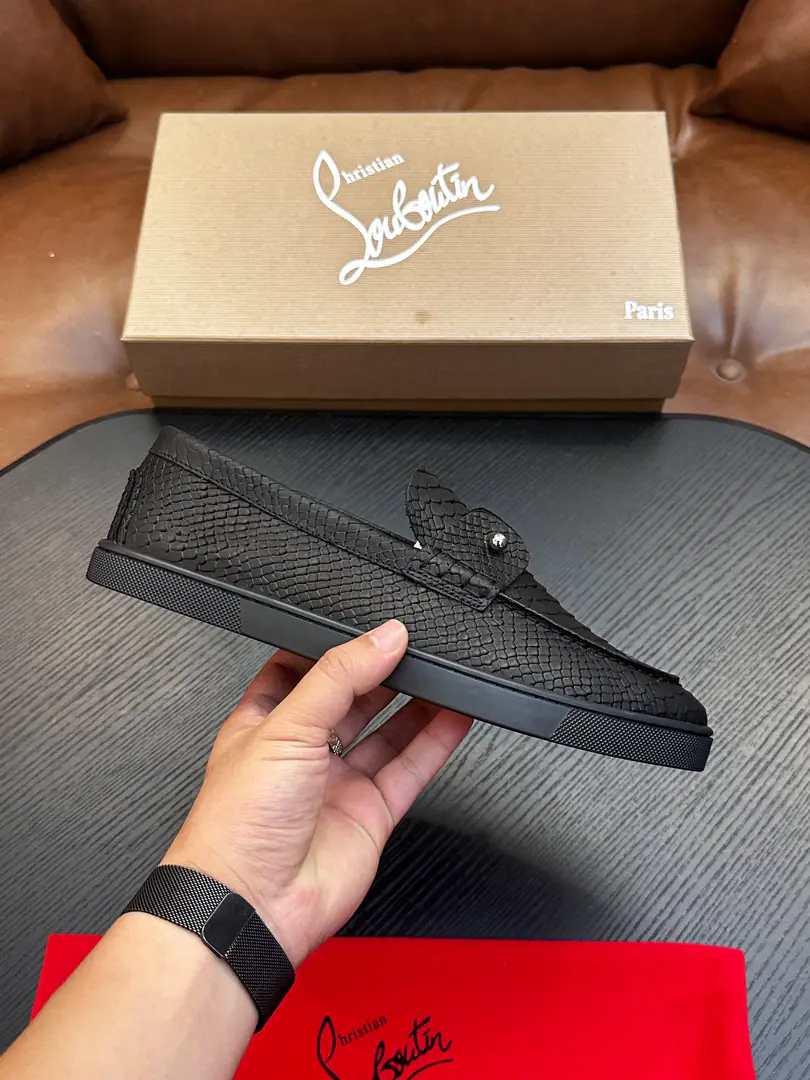Christian Louboutin（Red bottom shoes.）Italian men's leisure shoes.！Every pair of Italian hand-made shoes with a simple classic., The upper feet are very comfortable.！ This shoe face is in the eye, cow skin., In the top of the top, the top of the top.！The base is combined with the original rubber film., In the cow's skin.！Brands are for modeling., A private model is manageable.!Original Box Packaging, Shoes and shoes.！39 40 41 42 43 44 （38 45 46Do it.）