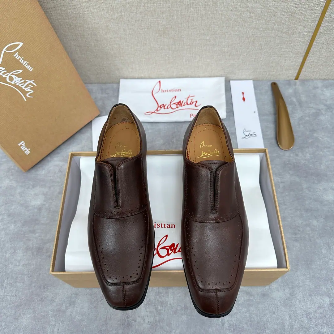 💋💍 CL New shoes. Christia* Loubouti* Red bottom shoes. GREGGO - The man's Oxford shoes. Official sales price Use imported cattle skin/- The bright side./ The ball is made from the side. A little light-faced tip-up. Signal Red Bottom, A very personal shoe. In the original cow skin. The original Italian is a very big one.. - Fine work. ♪ And bring you the luxury ♪ ♪ The stale strategist is the one that stands ♪, GREGGO- The man's Oxford shoes. The Oxford Shoes for the city., Elegance lines and classic contours are eternal charms.. Black paint leather with fine eye-sucking., More holistic shapes add a few points of excellence.. The long shoes are designed with grace., Little high-banded shoe-eye buttons are even more sharp., It's invisible.. The base of the foiled shoe is designed to provide a light foot-shoeing., Elegance, ♪ And it's a beautiful look ♪. It's a very good feeling.. Standard leather shoe code number: 39～44# （38.45.46🉑️Do it.）