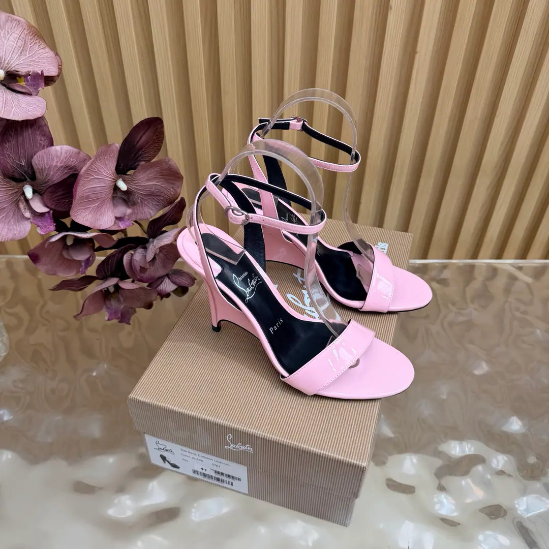 🆑 Christian Louboutin | 2026s𝐒OriginalCLThe newest pair of heels.～ Fashion-showed red-drinking sandals. New red metal and hot rose heels. Nothing to say is a whole lot of crazy.💋#A deadly temptation. ❤︎Shoe.: A beautiful new one., ♪ And roses on the tip of their feet ♪, From petals to flowers, All artificial stitches are made in the crystals. You're a good-ass guy. ❤︎ Material: Painted skin. ❤︎ Uchi.: In the sheep's skin. ❤︎ Otsumi!: The original import top is a big one. ❤︎ Size: 35–42（35.40.41.42）Make a no-refund order. ❤︎ He's tall.: 10cm