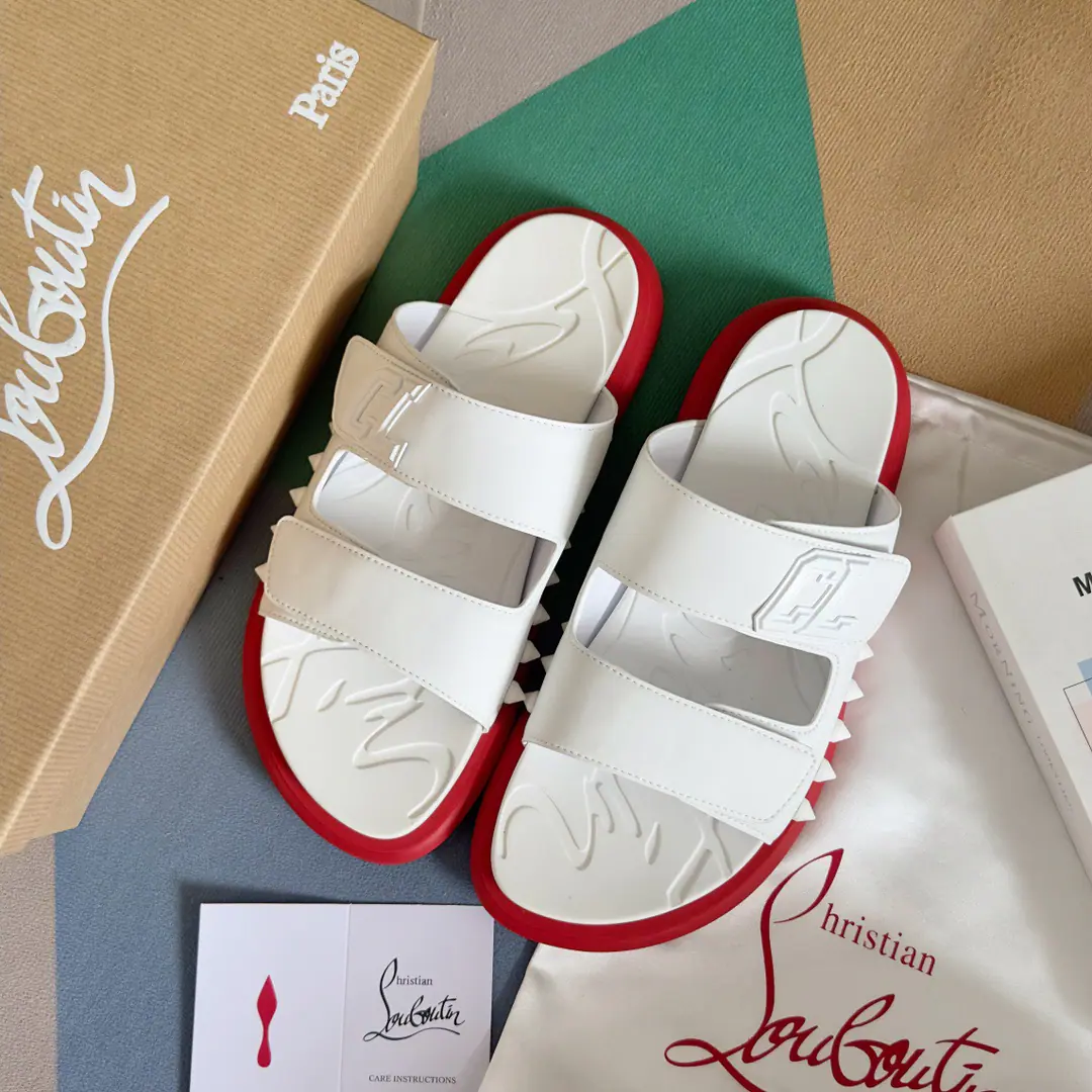 Christian Louboutin Lupertin.CL Red bottom shoes. Take It EasySeries The nails. - Slugs. Original procurement development Make the goods. Original procurement development Make the goods. It's full of summer.Take It EasyMoeller's shoes are made of black rubber., The soles of the shoe are marked with a designer signature.. The shoe gang's broad-flashed straps are scalded with a special colored coronary., Original modeling of slide-resistant rubber material Size: Men39-46