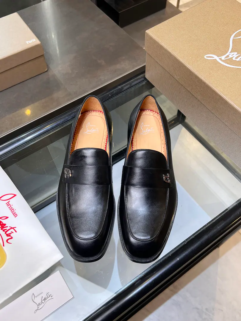 CL The new man is wearing a shoe. Christia* Loubouti* Red bottom shoes. Red-dipedic luxury., Remodel the rectangular boundaries of leisure. I'm very innovative in material selection., Create a rich visual and tactile experience at the level of different material collisions！ Use top-of-the-line cow skin./- The bright side./♪ I'm gonna put the technology into the search ♪ Shoes face integration using manual stitching, The pin's feet are even., It's based on the platonic shoes of the square head., Lines are falling down the atmosphere., The man in the suit is a hard-ass.. A metal nail on the shoe face., I'll give you a personal detail for the classic LeFleur shoe., Breaking the common sense of leisure shoes., Jean.“Low profile luxury.”I've got a visual expression.. From the original color inside the shoes/Red cow skin lined to the bottom of red shoes with a full recognition., “Red Bottom”Not just the brand's visual identification., And I'm a walking man.“Luxury code”, The red soles that unwittingly appear., ♪ Passing taste and identity in a moment ♪. Illustrated from material, To design personality integration, And then the craft's heart., Christy.·The Rubuto Boys' LeFoo Shoes Series is not just a pair of leisure shoes., And a man.“Yapungue.”They're armed.. It's not just a business-friendly meeting., Or is it a routine fashion?, It can be“Red Direlph.”♪ The gesture of the world ♪, You're a man of style on every occasion.. Standard leather shoe code number: 39～44# （38.45.46🉑️Do it.）