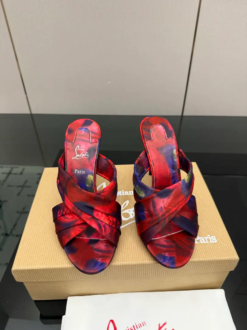 TopChristian Louboutin | 2026s𝐒OriginalCLThe newest pair of heels.～ Fashion-based red-drinking sandals. New red metal and hot rose heels. Nothing to say is a whole lot of crazy.💋#A deadly temptation. Material: Import silk. Uchi.: In the sheep's skin. Otsumi!: The original import top is a big one. Size: 35–42（35.40.41.42）Make a no-refund order. He's tall.: 10cm