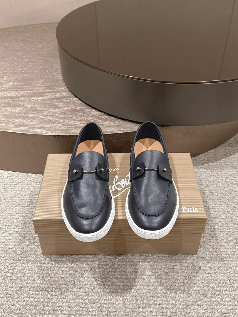 CL Christia* Loubouti*（Red bottom shoes.） Chambeliboat LeFlell Shoes. The Italian man's new shoes on the leisure boat.🆕 Every pair of Italian hand-made shoes with a simple classic., The upper feet are very comfortable.！ This shoe face is in the eye, cow skin., Handmade shoe face Little crossband metal shoe buttons instead of shoelaces are more of a look., It's invisible.. The little cow has a comfort in skin. Original rubber film combination, ♪ And it's a beautiful look ♪. It's a very good feeling.. Unpackaged launch, Multicolor🉑Select！ Standard leather shoe code number: 39～46（45.46Do it.）