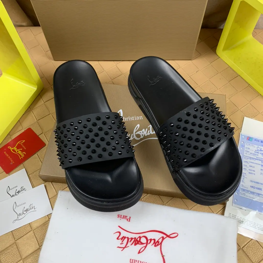 ChristanLouboutinAbbreviationsCLRabbi. /A man with a red bottom slipper. ♞size: 38～46 I'm drawing inspiration from summer., The pool of fun sandals provides bold and attractive lines.. The model is set up in a thick air rubber shoe under adornmented colour-to-colour model., And has a wide range of, A light calf straps decorated., A signature detail. Maison Rubuto.. A very clean and elegant shoe..