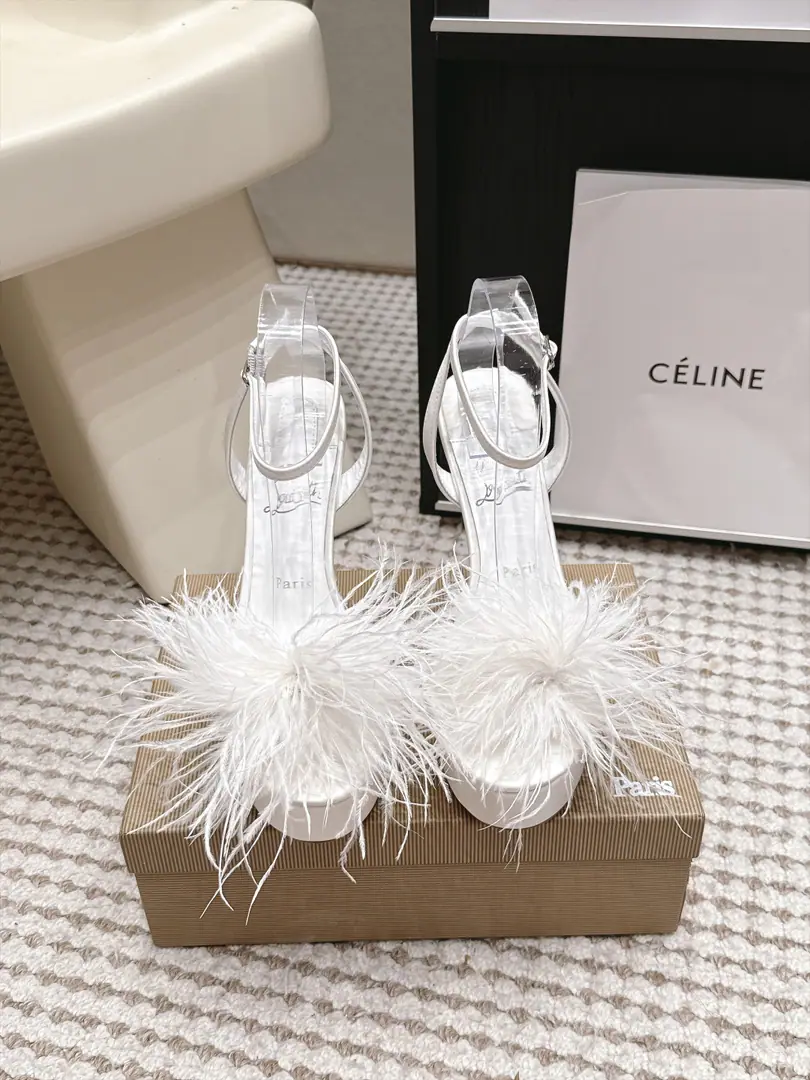 Requisition level Christian Louboutin 26/New paragraph Feathers and sandals. This is... ​​Christian Louboutin（CL）Feathers and sandals.​​, White saturne and tripped., Shoe-faced ostrich feathers., Siu, Red Bottom. There's a print in the shoe. CL Classic handwritten signature and "Paris" Word. Last round you put on... CL The mountain tea flower., These are feathers from the same series., It's a little more beautiful., It's a special film.. A few key points. ​​The face is blown.​​: The velvet velocities of ostrich feathers match the white comb., The spirits are just full., It's a good dinner., Wedding shoes., Take pictures of things like this.. ​​Red bottom ID​​: CL The red bottom is as bright on these two., It's very well-recognized.. Size: 35-39（34.40.41.42.43I'll make sure I don't change it.）