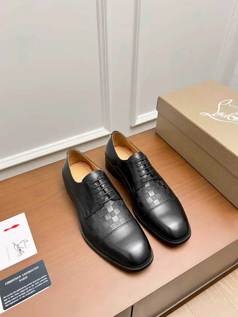 CL The new guy's wearing a Derby shoe. Christia* Loubouti* Red bottom shoes. Red-dipedic luxury., Remodel the rectangular boundaries of leisure. I'm very innovative in material selection., Create a rich visual and tactile experience at the level of different material collisions！ Use top-of-the-line cow skin./- The bright side./♪ I'm gonna put the technology into the search ♪ Shoes face integration using manual stitching, The pin's feet are even., It's based on the platonic shoes of the square head., Lines are falling down the atmosphere., The man in the suit is a hard-ass.. A metal nail on the shoe face., I'll give you a personal detail for the classic LeFleur shoe., Breaking the common sense of leisure shoes., Jean.“Low profile luxury.”I've got a visual expression.. From the original color inside the shoes/Red cow skin lined to the bottom of red shoes with a full recognition., “Red Bottom”Not just the brand's visual identification., And I'm a walking man.“Luxury code”, The red soles that unwittingly appear., ♪ Passing taste and identity in a moment ♪. Illustrated from material, To design personality integration, And then the craft's heart., Christy.·The Rubuto Boys' LeFoo Shoes Series is not just a pair of leisure shoes., And a man.“Yapungue.”They're armed.. It's not just a business-friendly meeting., Or is it a routine fashion?, It can be“Red Deedby.”♪ The gesture of the world ♪, You're a man of style on every occasion.. Standard leather shoe code number: 39～44# （38.45.46🉑️Do it.）