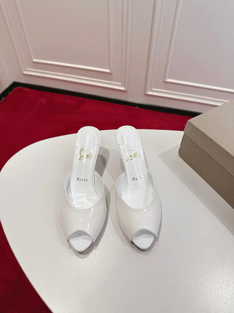 🆑 Top Original Box Christian Louboutin | 2025s𝐒The original is heavy load.CLClassic paint fish with high-mouthed slippers.～ ❤︎ Shoe.: Black as red as a conflict., A perfect interpretation of the classic of the pair of heels., The type of line is elegant., Packages are fit to the foot., It's a charm for hand-shoes. ❤︎ Material: Imports of real sheep. ❤︎ Uchi.: In the pellets of the sheep. ❤︎ Otsumi!: The paint is so thick. ❤︎ Size: 34-43「34.40.41.42.43Make a no-refund order.」 ︎︎❤︎ Color: Five Colors ❤︎ He's tall.: NYO5.5cm