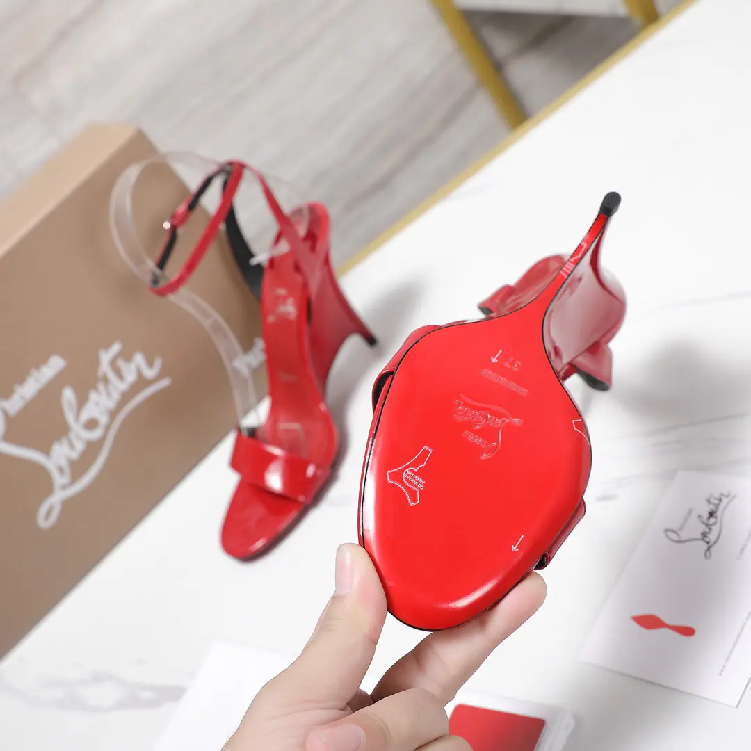 TopChristian Louboutin | 2026s𝐒OriginalCLThe newest pair of heels.～ Fashion-based red-drinking sandals. New red metal and hot rose heels. Nothing to say is a whole lot of crazy.💋#A deadly temptation. Material: Painted skin. Uchi.: In the sheep's skin. Otsumi!: The original import top is a big one. Size: 35–42（35.40.41.42）Make a no-refund order. He's tall.: 10cm
