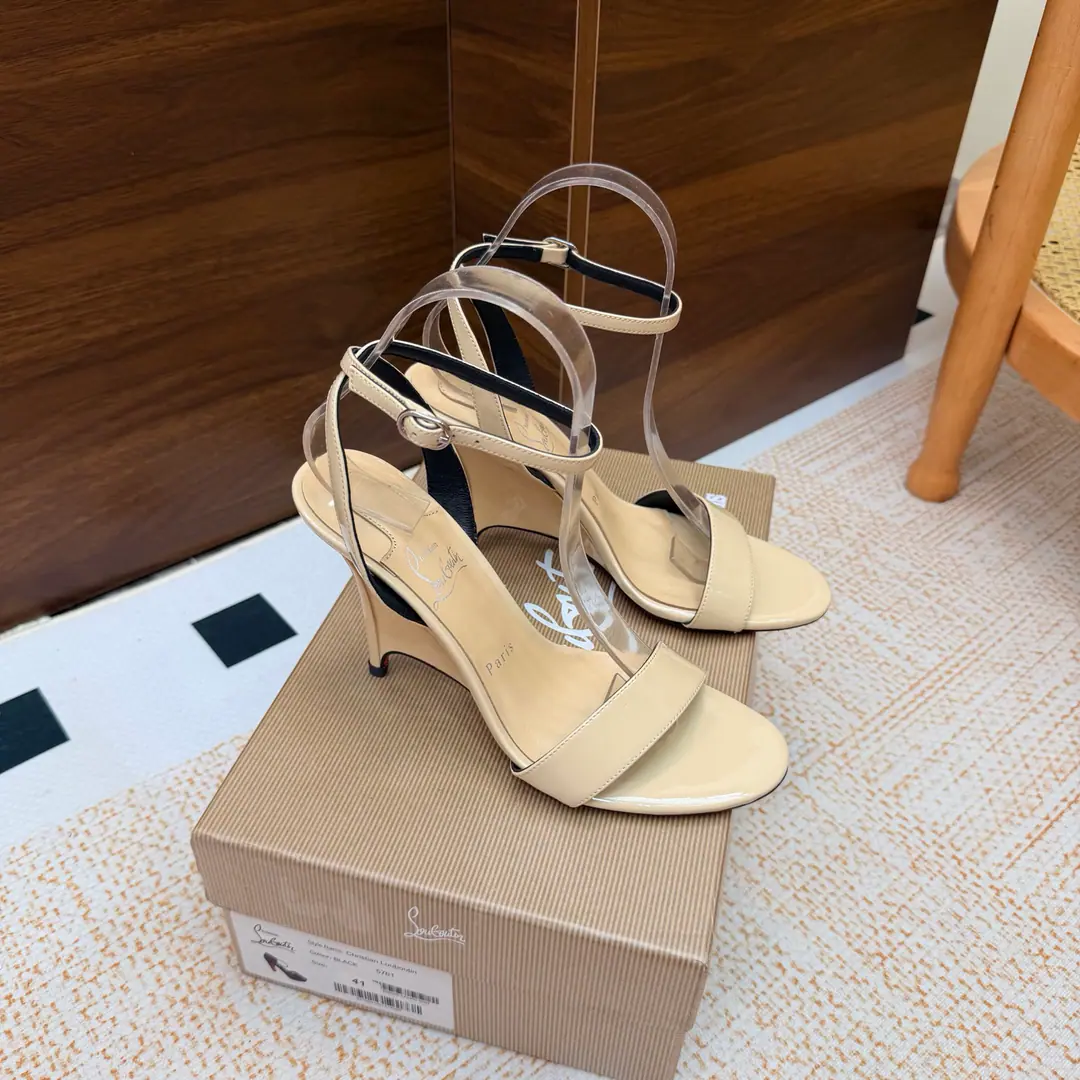 🆑 Christian Louboutin | 2026s𝐒OriginalCLThe newest pair of heels.～ Fashion-showed red-drinking sandals. New red metal and hot rose heels. Nothing to say is a whole lot of crazy.💋#A deadly temptation. ❤︎Shoe.: A beautiful new one., ♪ And roses on the tip of their feet ♪, From petals to flowers, All artificial stitches are made in the crystals. You're a good-ass guy. ❤︎ Material: Painted skin. ❤︎ Uchi.: In the sheep's skin. ❤︎ Otsumi!: The original import top is a big one. ❤︎ Size: 35–42（35.40.41.42）Make a no-refund order. ❤︎ He's tall.: 10cm