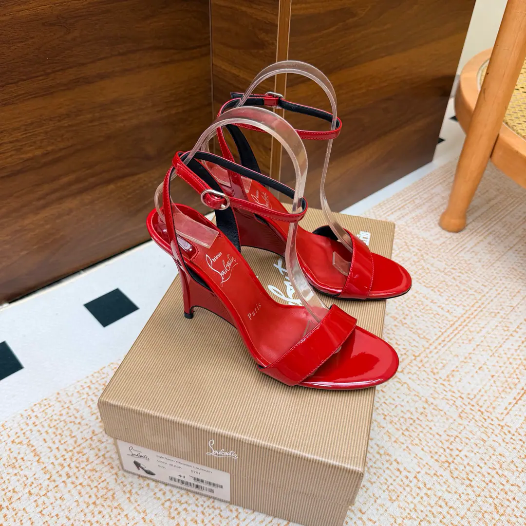 🆑 Christian Louboutin | 2026s𝐒OriginalCLThe newest pair of heels.～ Fashion-showed red-drinking sandals. New red metal and hot rose heels. Nothing to say is a whole lot of crazy.💋#A deadly temptation. ❤︎Shoe.: A beautiful new one., ♪ And roses on the tip of their feet ♪, From petals to flowers, All artificial stitches are made in the crystals. You're a good-ass guy. ❤︎ Material: Painted skin. ❤︎ Uchi.: In the sheep's skin. ❤︎ Otsumi!: The original import top is a big one. ❤︎ Size: 35–42（35.40.41.42）Make a no-refund order. ❤︎ He's tall.: 10cm