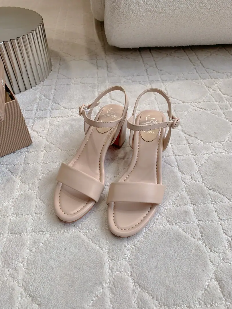 Get out of the factory. Christian Loubouti*New heels. Jane's about 100 bucks. It's so worn out. Shoe-faced sheep's skin. I'll put my foot on the skin inside. Italy is a big-ass country. He's tall.6.5cm Size35-39（34 40 41 42 43Do it.）
