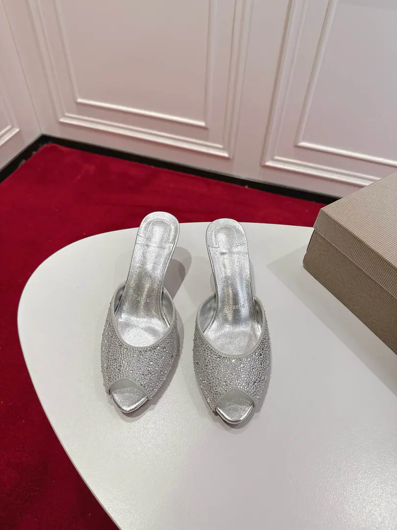 🆑 Top Original Box Christian Louboutin | 2024s𝐒The original is heavy load.CLClassic fish-mouthed high-heel slippers.～ ❤︎ Shoe.: Two thousand more flash drills decorating shoes., The fish's toe-speaker shoe head design., And a little sexy with a little strap., He's got a great foot and a lot of legs. ❤︎ Material: Schwartz. ❤︎ Uchi.: In the pellets of the sheep. ❤︎ Otsumi!: The paint is so thick. ❤︎ Size: 34-43「34.40.41.42.43Make a no-refund order.」 ︎︎❤︎ Color: Five Colors ❤︎ He's tall.: NYO5.5cm