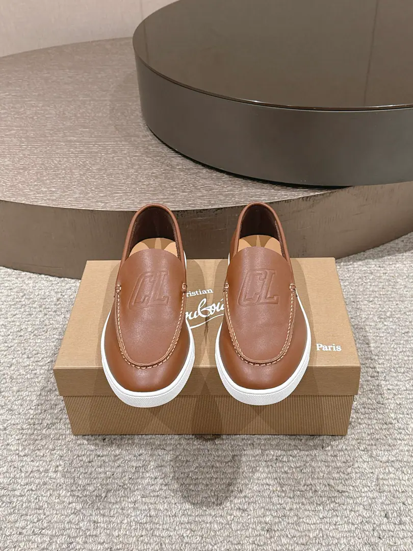 CL Christia* Loubouti*（Red bottom shoes.） Chambeliboat LeFlell Shoes. The Italian man's new shoes on the leisure boat.🆕 Every pair of Italian hand-made shoes with a simple classic., The upper feet are very comfortable.！ This shoe face is in the eye, cow skin., Handmade shoe face Little crossband metal shoe buttons instead of shoelaces are more of a look., It's invisible.. The little cow has a comfort in skin. Original rubber film combination, ♪ And it's a beautiful look ♪. It's a very good feeling.. Unpackaged launch, Multicolor🉑Select！ Standard leather shoe code number: 39～46（45.46Do it.）
