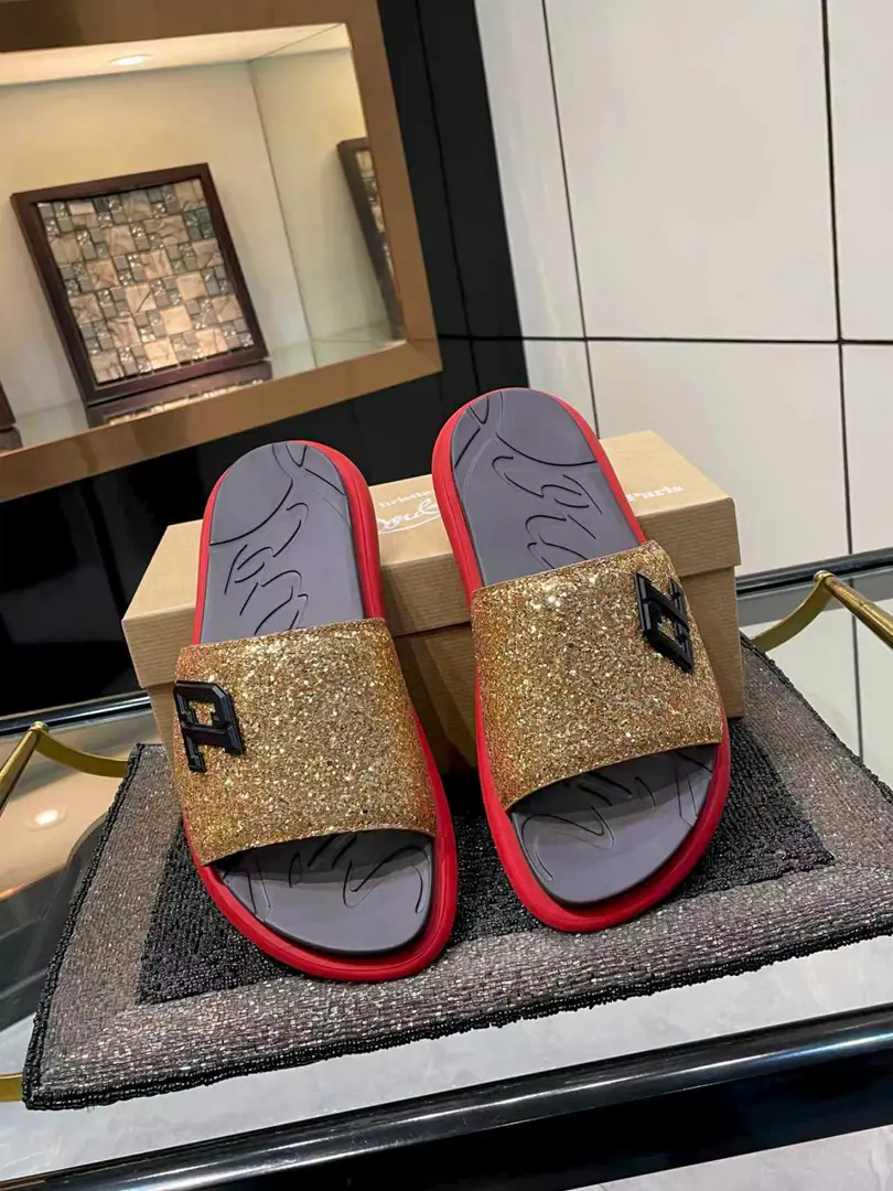 Christian Louboutin Lupertin.CL Red bottom shoes. Take It EasySeries The nails. - Slugs. Original procurement development Make the goods. Original procurement development Make the goods. It's full of summer.Take It EasyMoeller's shoes are made of black rubber., The soles of the shoe are marked with a designer signature.. The shoe gang's broad-flashed straps are scalded with a special colored coronary., Original modeling of slide-resistant rubber material Size: Men39-46