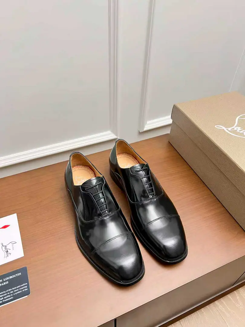 CL The new guy's wearing a Derby shoe. Christia* Loubouti* Red bottom shoes. Red-dipedic luxury., Remodel the rectangular boundaries of leisure. I'm very innovative in material selection., Create a rich visual and tactile experience at the level of different material collisions！ Use top-of-the-line cow skin./- The bright side./♪ I'm gonna put the technology into the search ♪ Shoes face integration using manual stitching, The pin's feet are even., It's based on the platonic shoes of the square head., Lines are falling down the atmosphere., The man in the suit is a hard-ass.. A metal nail on the shoe face., I'll give you a personal detail for the classic LeFleur shoe., Breaking the common sense of leisure shoes., Jean.“Low profile luxury.”I've got a visual expression.. From the original color inside the shoes/Red cow skin lined to the bottom of red shoes with a full recognition., “Red Bottom”Not just the brand's visual identification., And I'm a walking man.“Luxury code”, The red soles that unwittingly appear., ♪ Passing taste and identity in a moment ♪. Illustrated from material, To design personality integration, And then the craft's heart., Christy.·The Rubuto Boys' LeFoo Shoes Series is not just a pair of leisure shoes., And a man.“Yapungue.”They're armed.. It's not just a business-friendly meeting., Or is it a routine fashion?, It can be“Red Deedby.”♪ The gesture of the world ♪, You're a man of style on every occasion.. Standard leather shoe code number: 39～44# （38.45.46🉑️Do it.）