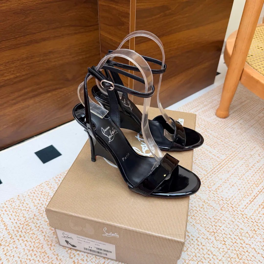 🆑 Christian Louboutin | 2026s𝐒OriginalCLThe newest pair of heels.～ Fashion-showed red-drinking sandals. New red metal and hot rose heels. Nothing to say is a whole lot of crazy.💋#A deadly temptation. ❤︎Shoe.: A beautiful new one., ♪ And roses on the tip of their feet ♪, From petals to flowers, All artificial stitches are made in the crystals. You're a good-ass guy. ❤︎ Material: Painted skin. ❤︎ Uchi.: In the sheep's skin. ❤︎ Otsumi!: The original import top is a big one. ❤︎ Size: 35–42（35.40.41.42）Make a no-refund order. ❤︎ He's tall.: 10cm