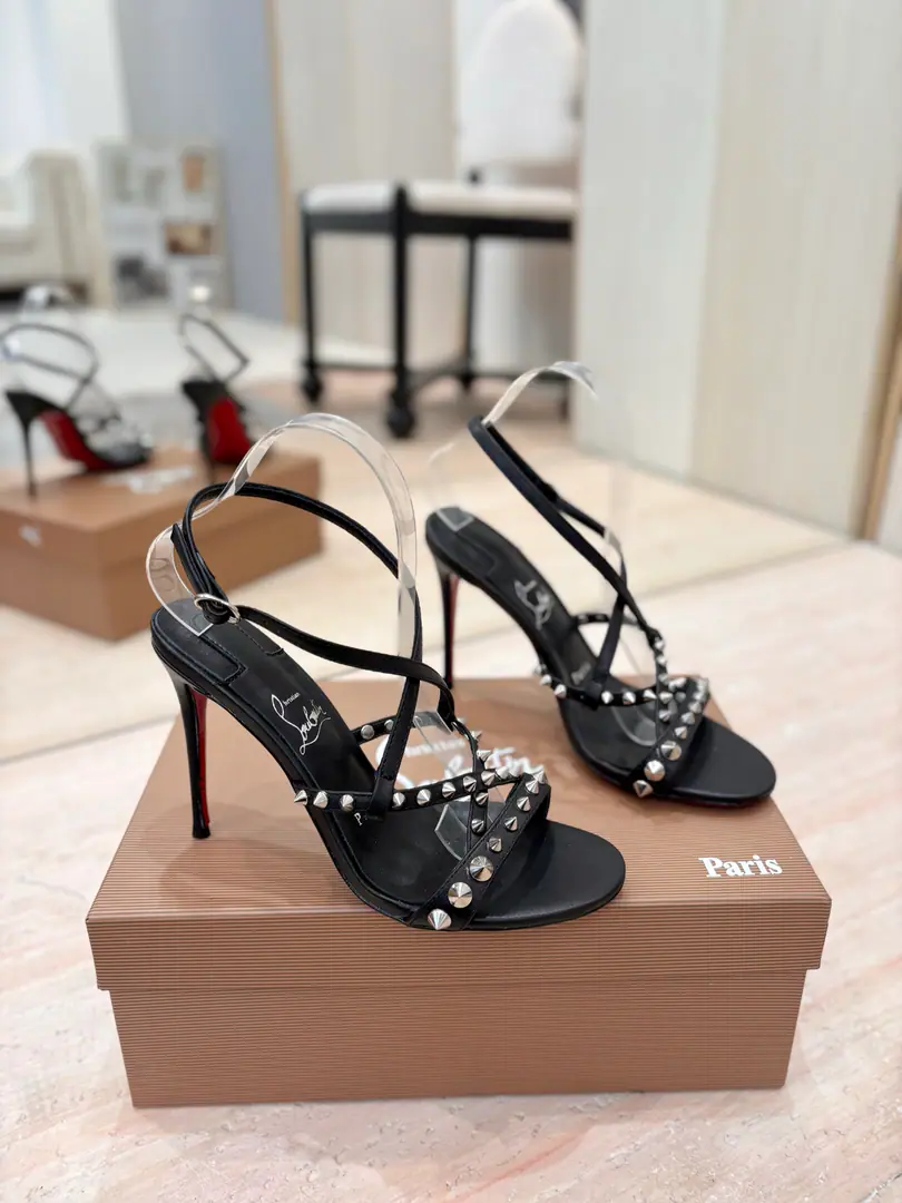 Plant price 𝐶ℎ𝑟𝑖𝑠𝑡𝑖𝑎𝑛 𝐿𝑜𝑢𝑏𝑜𝑢𝑡𝑖𝑛Red bottom heights and series.🍷🍷 ♪ When the sun goes through the city ♪, You need a couple of meetings.「# Light #」High heels.. Rink Shoes Series, Light the summer streets with saturation.: ●The glow is green like a morning butter and milk shake., Lighting the tediousness of the commute.. ●The bright oranges are like falling gold., Let dating time bring a filter.. ●The classic black nails hide the vehement., The workspace is full in one second.. Every pair of shoes is a love poem for the city., The nails are refractioning the starlight between steps.. There's no need to catch up with the tide., You're the tide itself.——Step on it.CL, Make every step focus., ♪ And make the ordinary routines ♪TThe show.. 【Material】 ✅Uchi.: In the sheep's skin. ✅Otsumi!: The original is really a big one. ✅Colours: Come to color the card. ✅Codes: 34-42 (34.40.41.42No re-election.） ✅He's tall.: 10.5cm