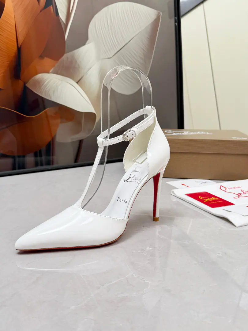 ChristianLouboutinLupertin. CLRed bottom shoes.‖ Global limit！A blessing from Las Vegas.❤The miraculous neon from Las Vegas.🎆 Manual, Fine process❗Collection-level works❗ It's absolutely sucking.🌟 Classic paint-skinned film with high heels. Fine It's beautiful. It's beautiful. Fashion sandals. "Standing high heels." There's no resistance. Sexy goddess. Unmask the invincible woman. ♪ The colorful red ♪ Like the red blanket the queen was on the top. The air field is open in minutes. In love and in work. - Red! It's a particularly fascinating thing. Women are so good.！It's for all kinds of parties. 💎 The undefeated classic. It's a one-to-one-open custom. 🍳Fabulous.: Original Materials 🍳Uchi.: Importing soft sheep's skins and putting feet inside them. 🍳Otsumi!: Original Unique Real Skin 🍳He's tall.: 10.5cm 🍳Color: Black and white. Almond skin. White paint. Red paint.4Colour 🍳Size: 35-39（40/41/42/43I'll make sure I don't change it.）Standard Code 🍳Packaging: Bags with bags., Card