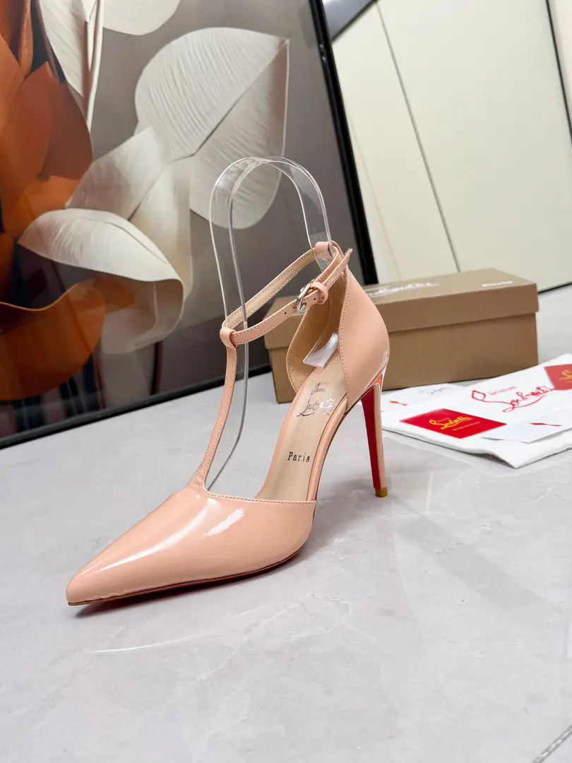 ChristianLouboutinLupertin. CLRed bottom shoes.‖ Global limit！A blessing from Las Vegas.❤The miraculous neon from Las Vegas.🎆 Manual, Fine process❗Collection-level works❗ It's absolutely sucking.🌟 Classic paint-skinned film with high heels. Fine It's beautiful. It's beautiful. Fashion sandals. "Standing high heels." There's no resistance. Sexy goddess. Unmask the invincible woman. ♪ The colorful red ♪ Like the red blanket the queen was on the top. The air field is open in minutes. In love and in work. - Red! It's a particularly fascinating thing. Women are so good.！It's for all kinds of parties. 💎 The undefeated classic. It's a one-to-one-open custom. 🍳Fabulous.: Original Materials 🍳Uchi.: Importing soft sheep's skins and putting feet inside them. 🍳Otsumi!: Original Unique Real Skin 🍳He's tall.: 10.5cm 🍳Color: Black and white. Almond skin. White paint. Red paint.4Colour 🍳Size: 35-39（40/41/42/43I'll make sure I don't change it.）Standard Code 🍳Packaging: Bags with bags., Card