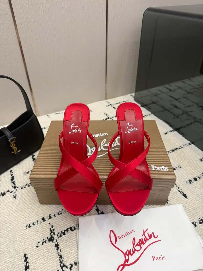 TopChristian Louboutin | 2026s𝐒OriginalCLThe newest pair of heels.～ Fashion-based red-drinking sandals. New red metal and hot rose heels. Nothing to say is a whole lot of crazy.💋#A deadly temptation. Material: Import silk., The cow's hair is dumb., Snake-steeled cow skin. Uchi.: In the sheep's skin. Otsumi!: The original import top is a big one. Size: 35–42（35.40.41.42）Make a no-refund order. He's tall.: 10cm