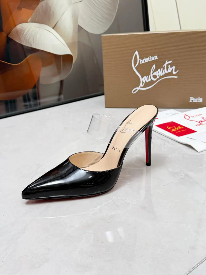 ChristianLouboutinLupertin. CLRed bottom shoes.‖ Global limit！A blessing from Las Vegas.❤The miraculous neon from Las Vegas.🎆 Manual, Fine process❗Collection-level works❗ It's absolutely sucking.🌟 Classic paint-skinned film with high heels. Fine It's beautiful. It's beautiful. Fashion sandals. "Standing high heels." There's no resistance. Sexy goddess. Unmask the invincible woman. ♪ The colorful red ♪ Like the red blanket the queen was on the top. The air field is open in minutes. In love and in work. - Red! It's a particularly fascinating thing. Women are so good.！It's for all kinds of parties. 💎 The undefeated classic. It's a one-to-one-open custom. 🍳Fabulous.: Original Materials 🍳Uchi.: Importing soft sheep's skins and putting feet inside them. 🍳Otsumi!: Original Unique Real Skin 🍳He's tall.: 10.5cm 🍳Color: Black and white. Almond skin. White paint. Red paint.4Colour 🍳Size: 35-39（40/41/42/43I'll make sure I don't change it.）Standard Code 🍳Packaging: Bags with bags., Card