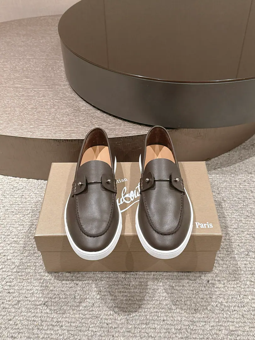 CL Christia* Loubouti*（Red bottom shoes.） Chambeliboat LeFlell Shoes. The Italian man's new shoes on the leisure boat.🆕 Every pair of Italian hand-made shoes with a simple classic., The upper feet are very comfortable.！ This shoe face is in the eye, cow skin., Handmade shoe face Little crossband metal shoe buttons instead of shoelaces are more of a look., It's invisible.. The little cow has a comfort in skin. Original rubber film combination, ♪ And it's a beautiful look ♪. It's a very good feeling.. Unpackaged launch, Multicolor🉑Select！ Standard leather shoe code number: 39～46（45.46Do it.）