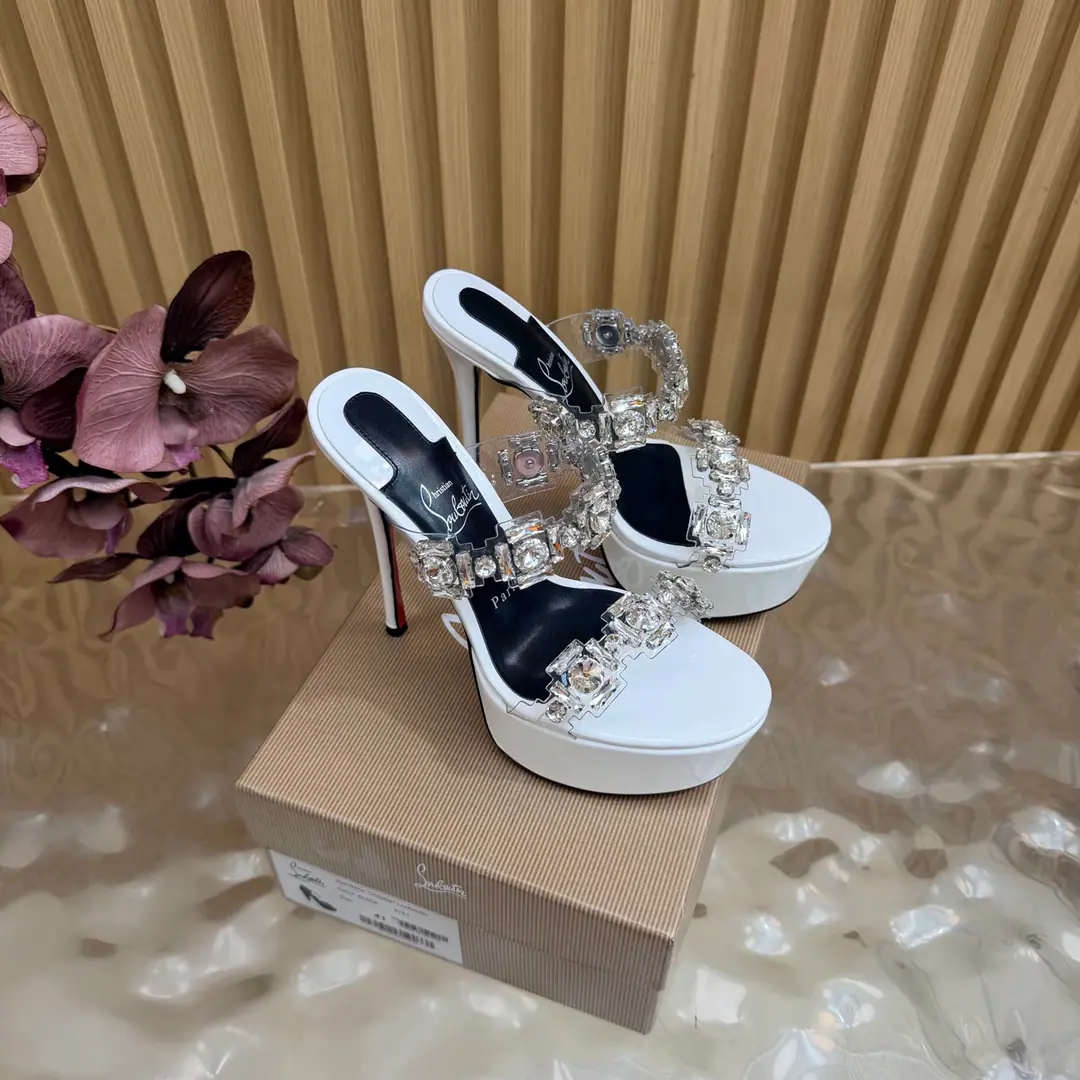 🆑 Christian Louboutin | 2026s𝐒OriginalCLThe newest pair of heels.～ Fashion-showed red-drinking sandals. New red metal and hot rose heels. Nothing to say is a whole lot of crazy.💋#A deadly temptation. ❤︎Shoe.: A beautiful new one., ♪ And roses on the tip of their feet ♪, From petals to flowers, All artificial stitches are made in the crystals. You're a good-ass guy. ❤︎ Material: Painted skin. ❤︎ Uchi.: In the sheep's skin. ❤︎ Otsumi!: The original import top is a big one. ❤︎ Size: 35–42（35.40.41.42）Make a no-refund order. ❤︎ He's tall.: 15.5cm Water table: 6.5cm