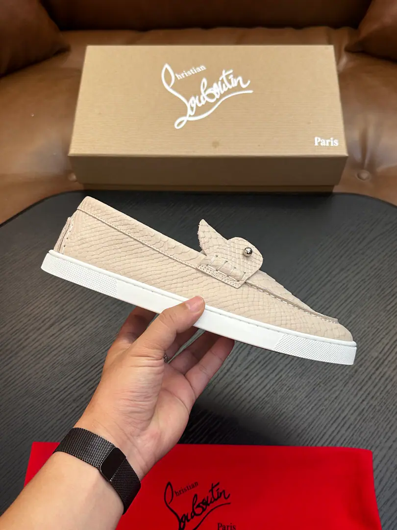 Christian Louboutin（Red bottom shoes.）Italian men's leisure shoes.！Every pair of Italian hand-made shoes with a simple classic., The upper feet are very comfortable.！ This shoe face is in the eye, cow skin., In the top of the top, the top of the top.！The base is combined with the original rubber film., In the cow's skin.！Brands are for modeling., A private model is manageable.!Original Box Packaging, Shoes and shoes.！39 40 41 42 43 44 （38 45 46Do it.）