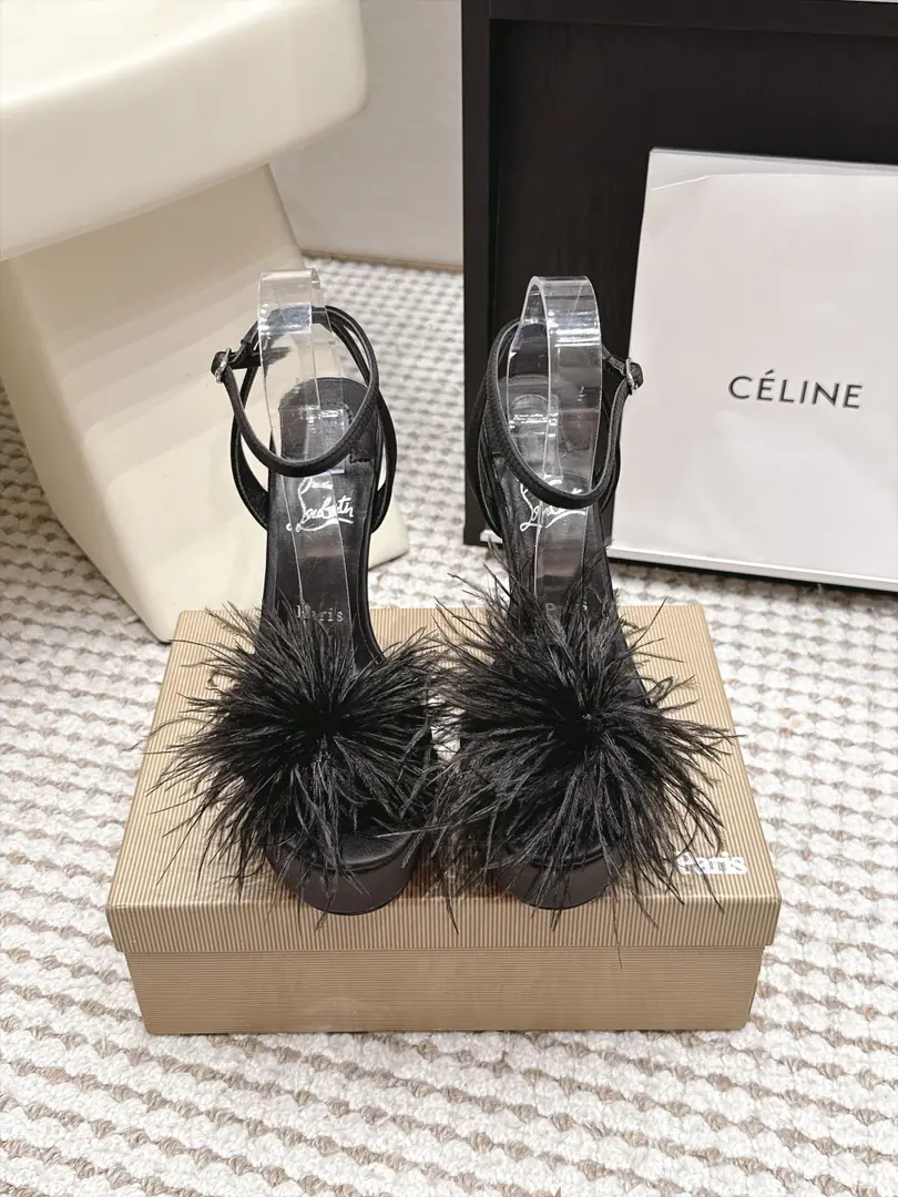 Requisition level Christian Louboutin 26/New paragraph Feathers and sandals. This is... ​​Christian Louboutin（CL）Feathers and sandals.​​, White saturne and tripped., Shoe-faced ostrich feathers., Siu, Red Bottom. There's a print in the shoe. CL Classic handwritten signature and "Paris" Word. Last round you put on... CL The mountain tea flower., These are feathers from the same series., It's a little more beautiful., It's a special film.. A few key points. ​​The face is blown.​​: The velvet velocities of ostrich feathers match the white comb., The spirits are just full., It's a good dinner., Wedding shoes., Take pictures of things like this.. ​​Red bottom ID​​: CL The red bottom is as bright on these two., It's very well-recognized.. Size: 35-39（34.40.41.42.43I'll make sure I don't change it.）