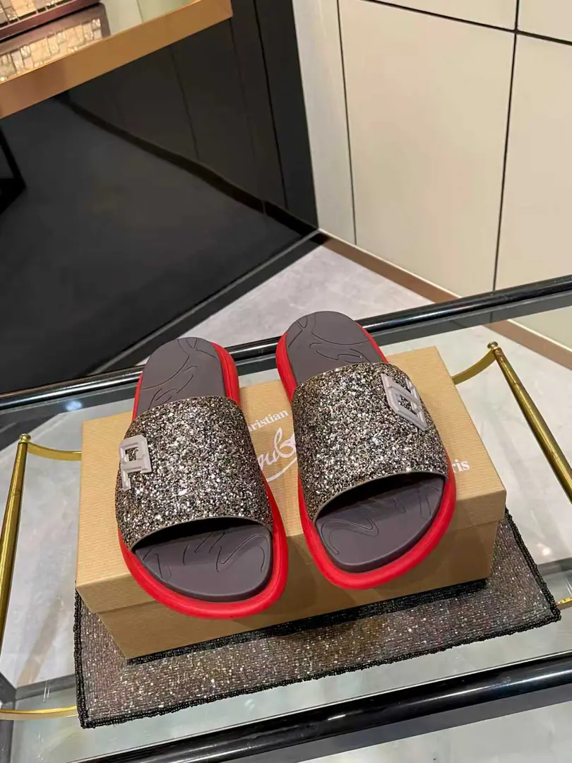 Christian Louboutin Lupertin.CL Red bottom shoes. Take It EasySeries The nails. - Slugs. Original procurement development Make the goods. Original procurement development Make the goods. It's full of summer.Take It EasyMoeller's shoes are made of black rubber., The soles of the shoe are marked with a designer signature.. The shoe gang's broad-flashed straps are scalded with a special colored coronary., Original modeling of slide-resistant rubber material Size: Men39-46