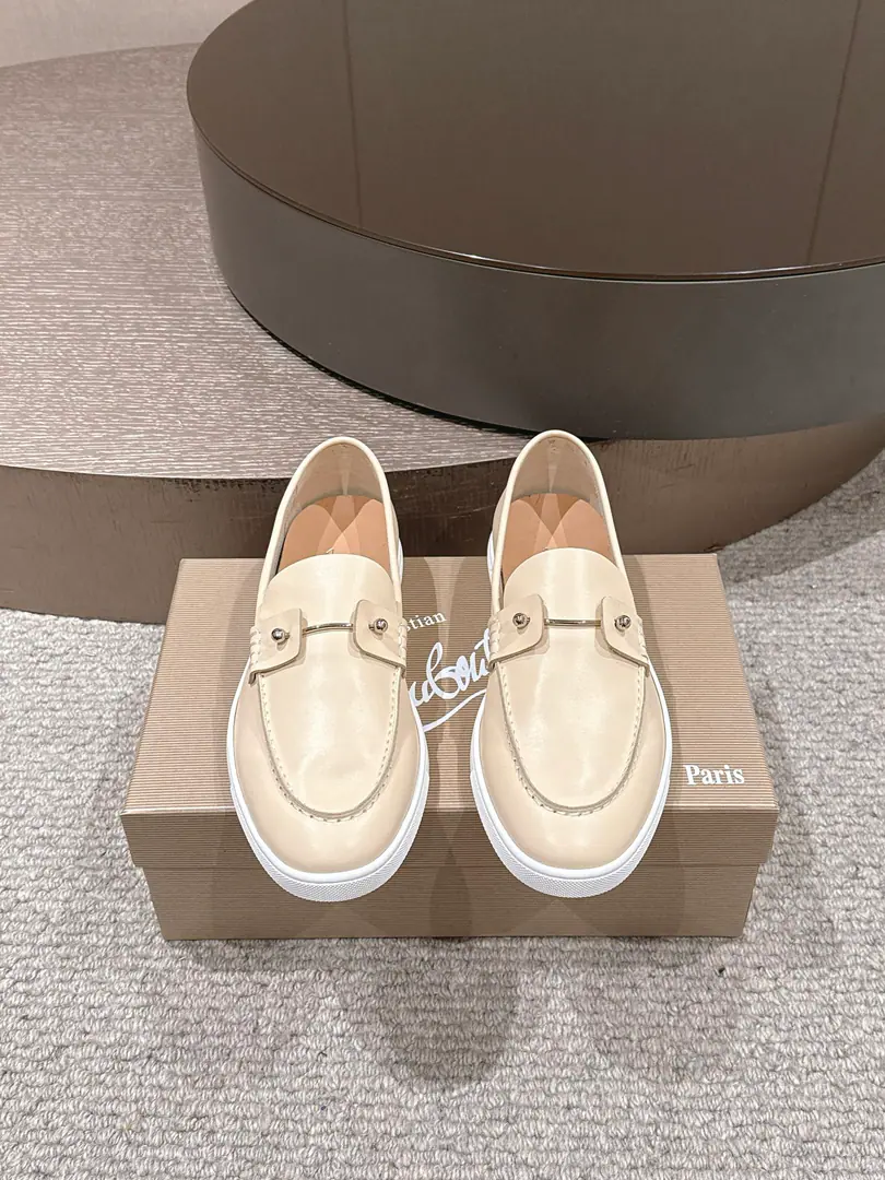 CL Christia* Loubouti*（Red bottom shoes.） Chambeliboat LeFlell Shoes. The Italian man's new shoes on the leisure boat.🆕 Every pair of Italian hand-made shoes with a simple classic., The upper feet are very comfortable.！ This shoe face is in the eye, cow skin., Handmade shoe face Little crossband metal shoe buttons instead of shoelaces are more of a look., It's invisible.. The little cow has a comfort in skin. Original rubber film combination, ♪ And it's a beautiful look ♪. It's a very good feeling.. Unpackaged launch, Multicolor🉑Select！ Standard leather shoe code number: 39～46（45.46Do it.）
