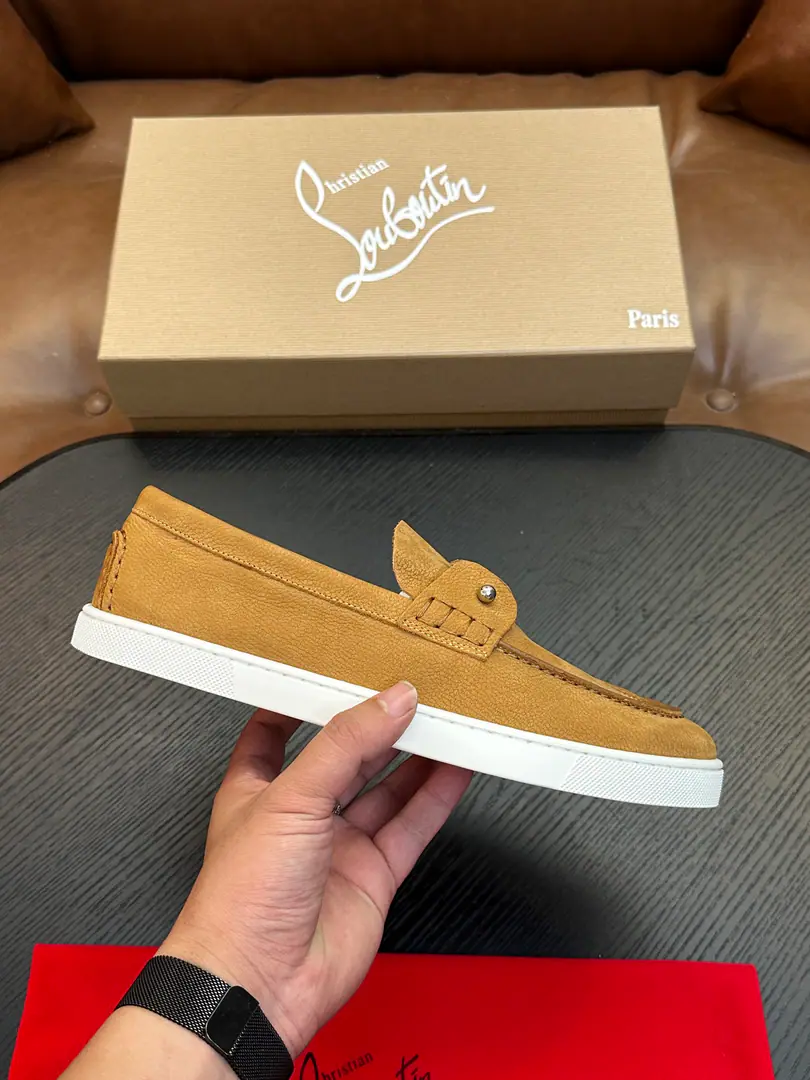 Christian Louboutin（Red bottom shoes.）Italian men's leisure shoes.！Every pair of Italian hand-made shoes with a simple classic., The upper feet are very comfortable.！ This shoe face is in the eye, cow skin., In the top of the top, the top of the top.！The base is combined with the original rubber film., In the cow's skin.！Brands are for modeling., A private model is manageable.!Original Box Packaging, Shoes and shoes.！39 40 41 42 43 44 （38 45 46Do it.）