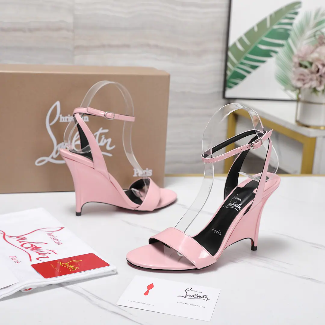 TopChristian Louboutin | 2026s𝐒OriginalCLThe newest pair of heels.～ Fashion-based red-drinking sandals. New red metal and hot rose heels. Nothing to say is a whole lot of crazy.💋#A deadly temptation. Material: Painted skin. Uchi.: In the sheep's skin. Otsumi!: The original import top is a big one. Size: 35–42（35.40.41.42）Make a no-refund order. He's tall.: 10cm